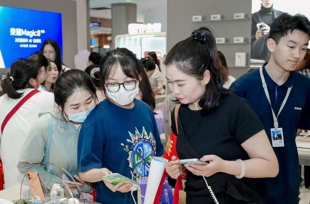 高考结束后，荣耀600系列直接火出圈，线下门店人气爆棚，线上销量也一路走高。颜值