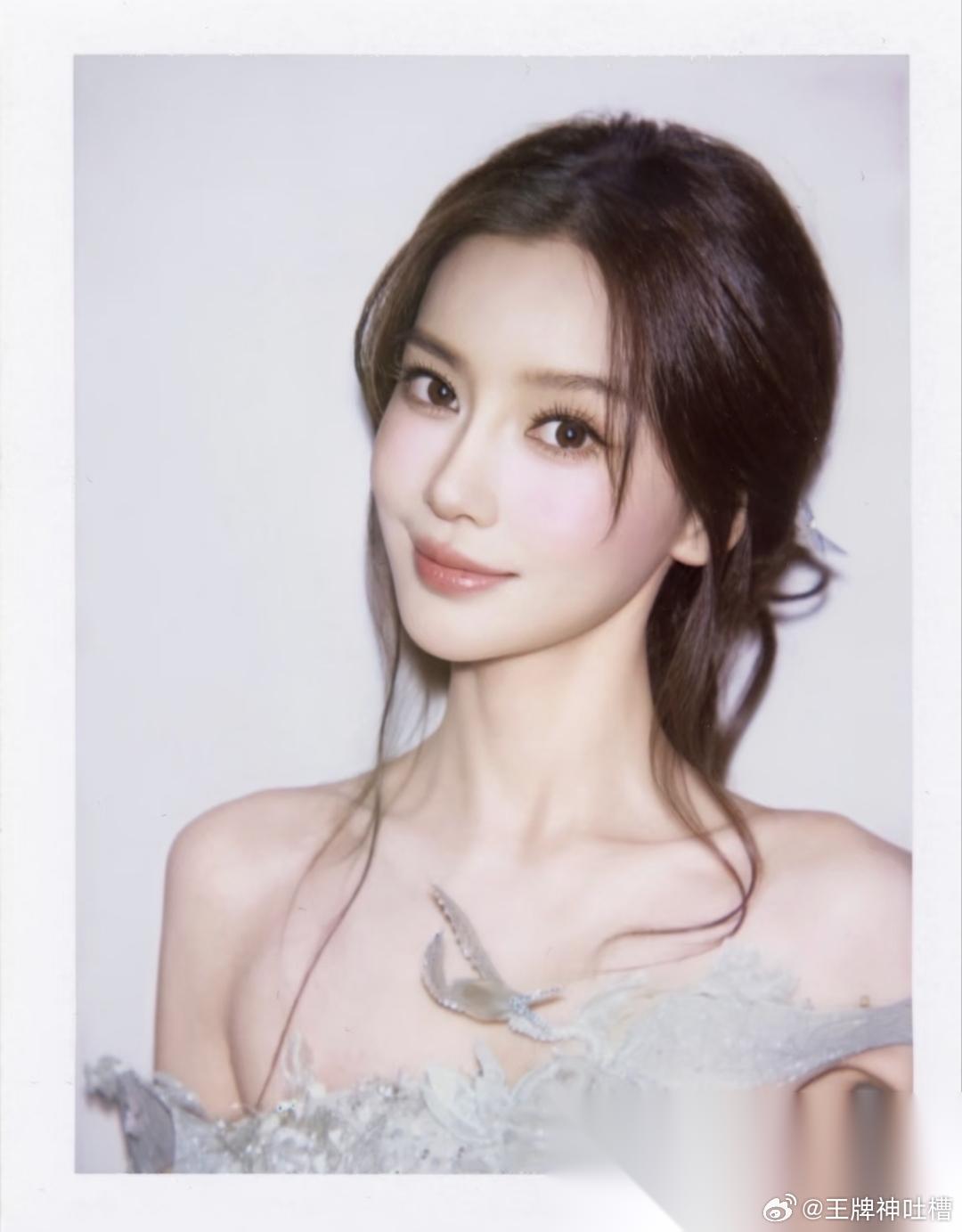 突然有点心疼杨颖了 和黄晓明宣布分开以后， 顶奢品牌也不继续合作了，现在只能做直