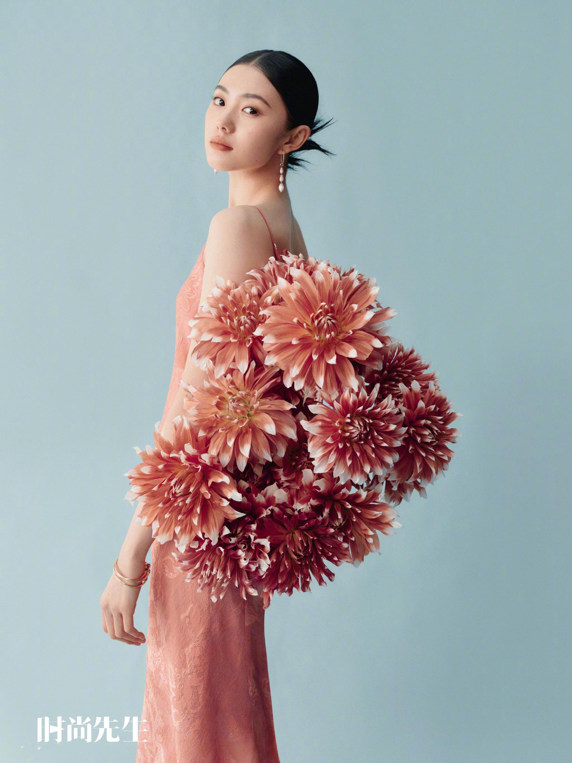 刘浩存 时尚先生Esquire 四月刊封面人物，穿着Miu Miu解锁她的首本一