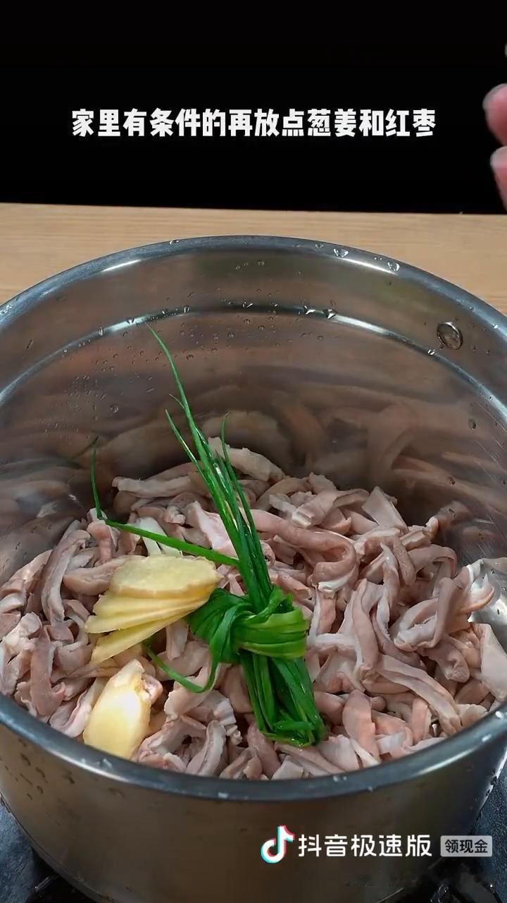 30岁到40岁的女人每个月至少要炖两次猪肚汤喝，最好加这两样食材一起炖。结婚30