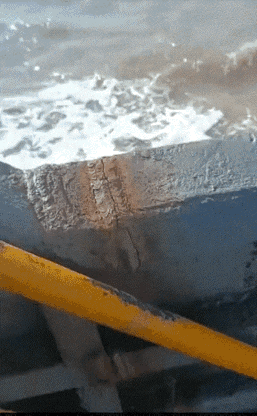 快讯！快讯！
船出海已有个把小时了，此时发现船的连接处出现严重缝隙，心中纠结着该