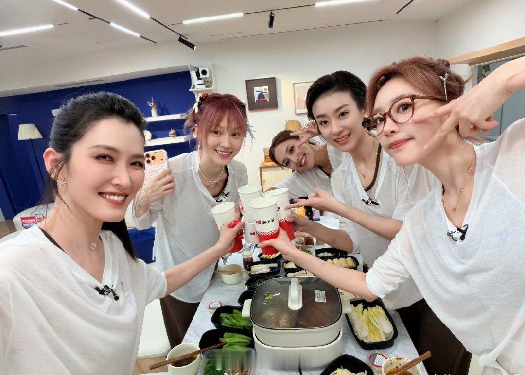浪姐by5火锅局By5也吃上火锅了🥘队长张月安排上的！浪姐by5火锅合照