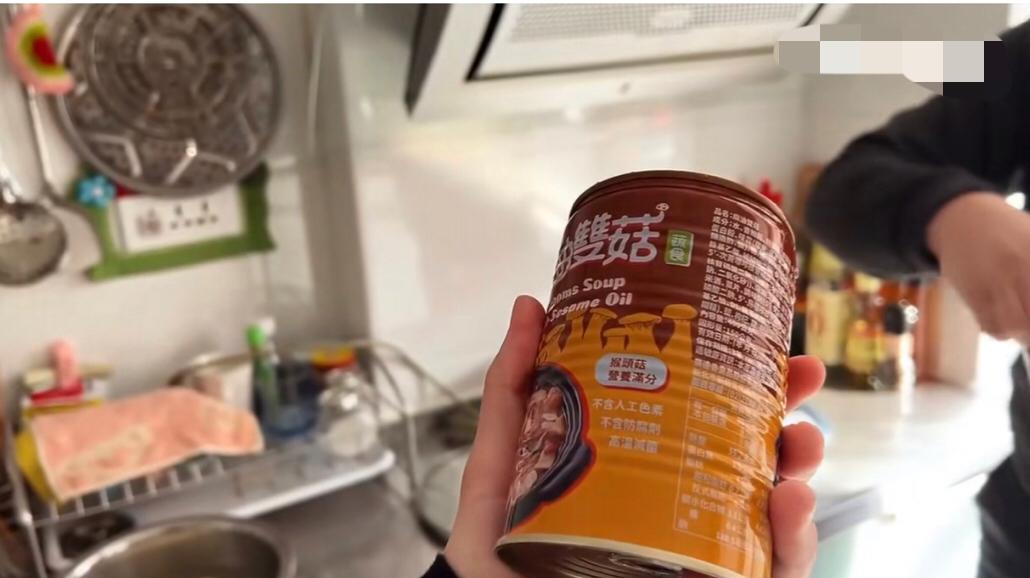 一位嫁到台湾的大陆女子发视频表示：在大陆很难吃到罐头调料，所以她这次从台湾回东北