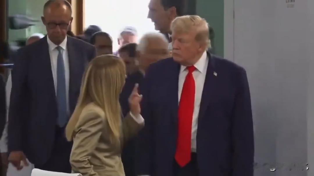 G7峰会期间特朗普为什么要羞辱意大利总理梅洛尼？ 
看看这幅场景 : 梅洛尼学着