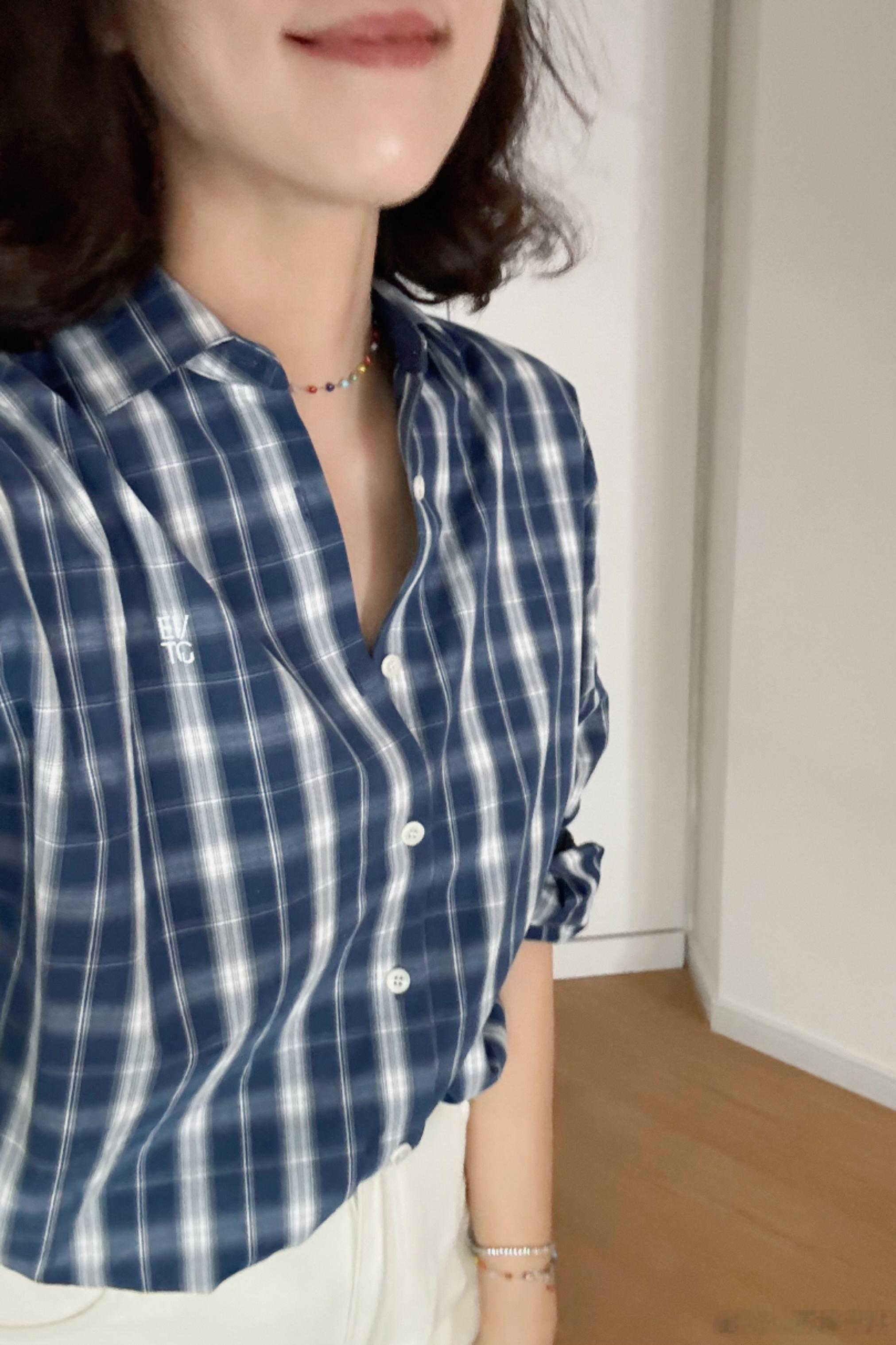 原来的链尾是坠一个小金属牌，我们改成了缀一颗小彩色玻璃（随机排列的，无法指定颜色