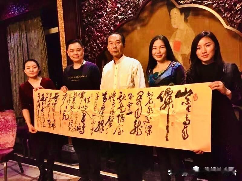 草书的至高境界，从来不在字形的狂肆张扬，而在心神与笔端全然相融。纵笔挥洒间，随兴