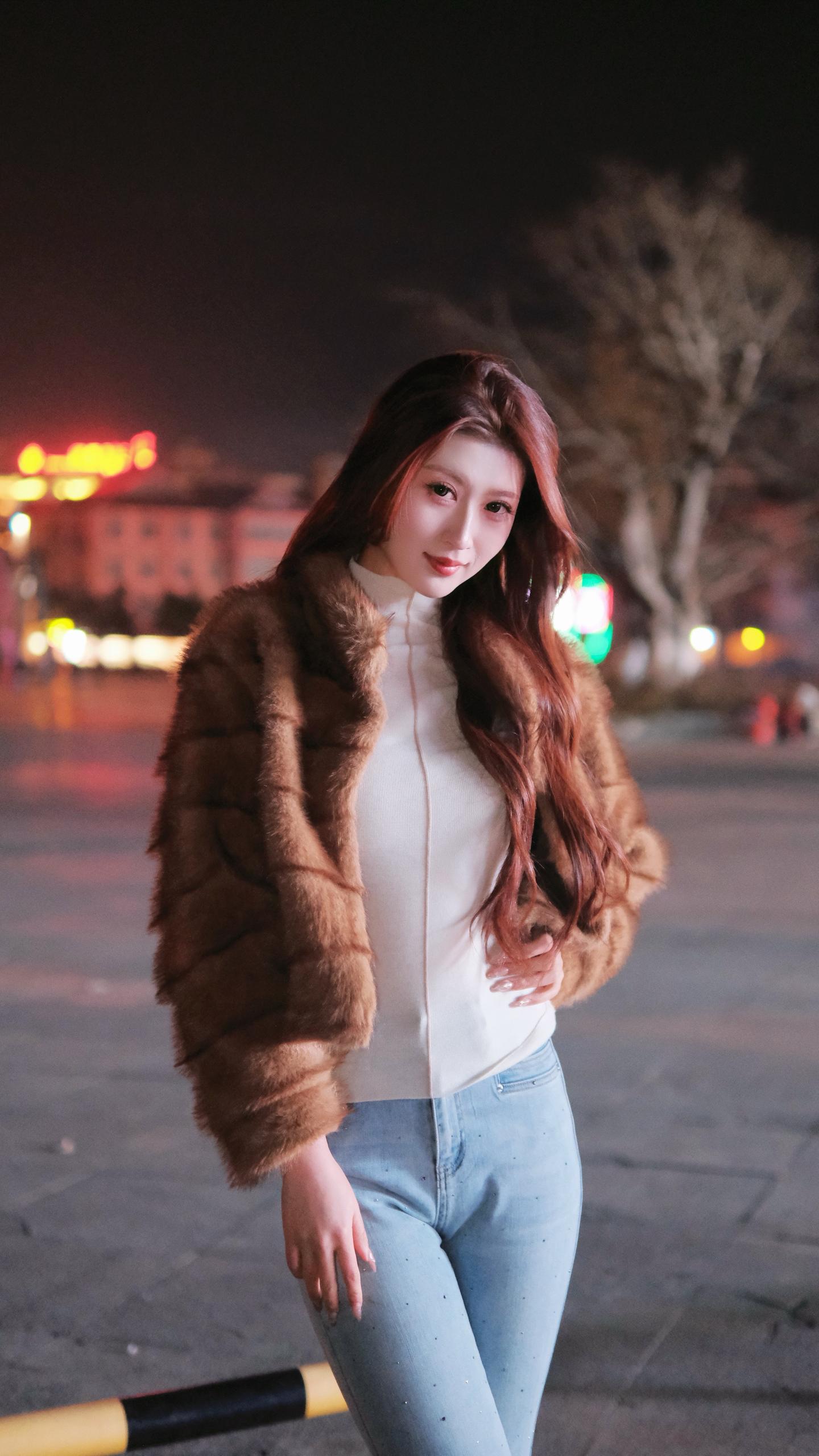 正月初二福气旺，愿您事业顺风顺水，生活美满甜蜜，身体康健无恙，新年好运连连。