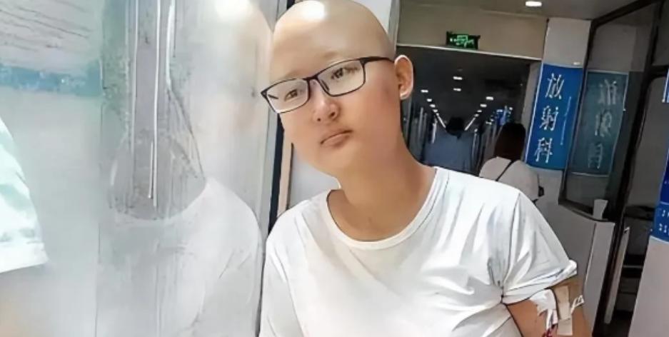 “我凭什么就该死？”

2019年，河北一家医院的病房里，一个剃了光头的女孩对着