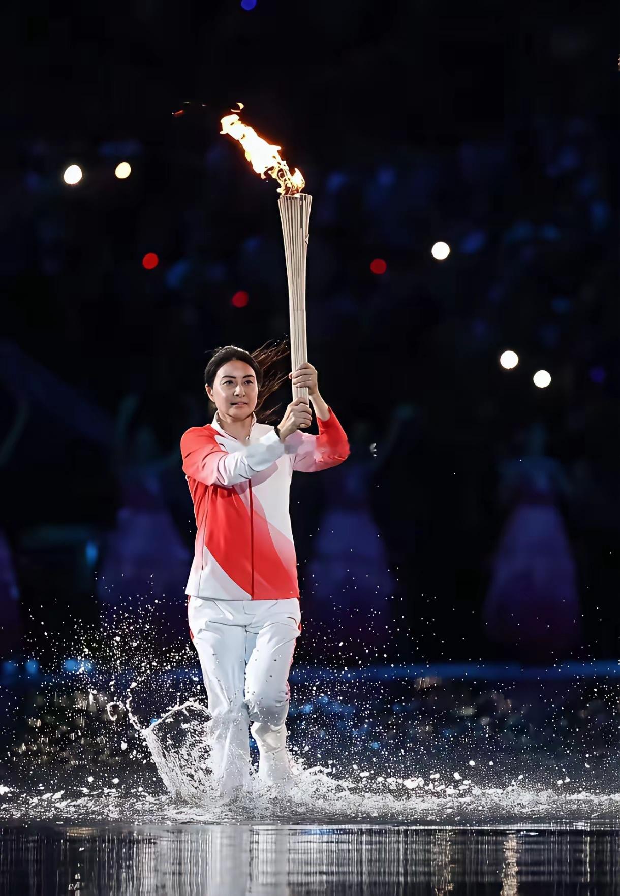 44岁的郭晶晶，给所有女人提了一个醒。嫁人你可以嫁富的，嫁穷的，但千万不要嫁给对