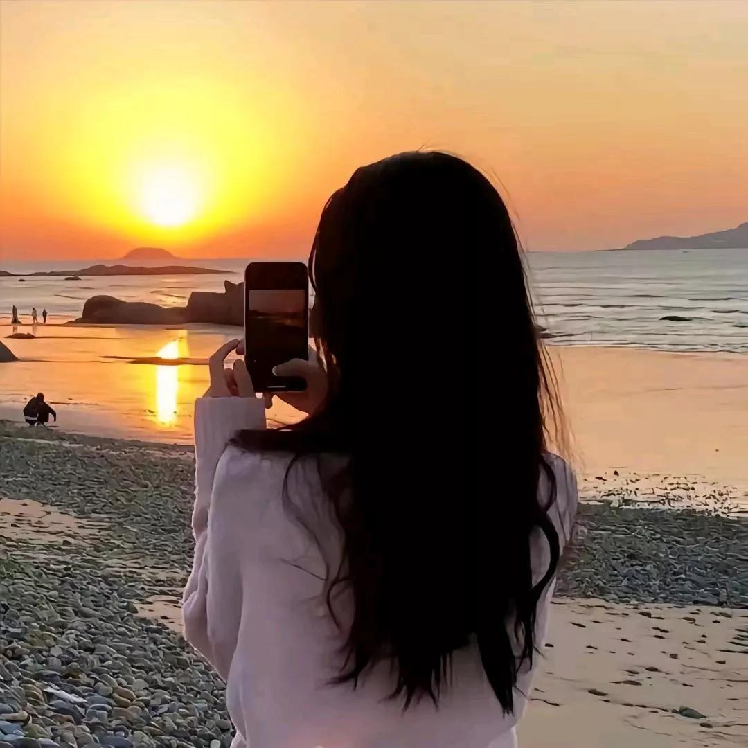夕阳下的海滩，记录美好瞬间日落晚霞照海滩 海边日落景 沙滩日落夕阳 夕阳下海边风