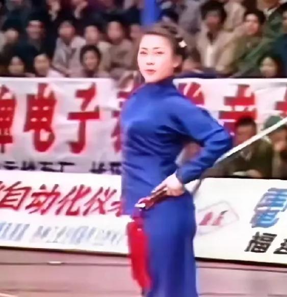 李连杰实则是个无福之人。多好的女子啊，真是可惜了。常言道，亏妻者天不佑，黄秋燕是