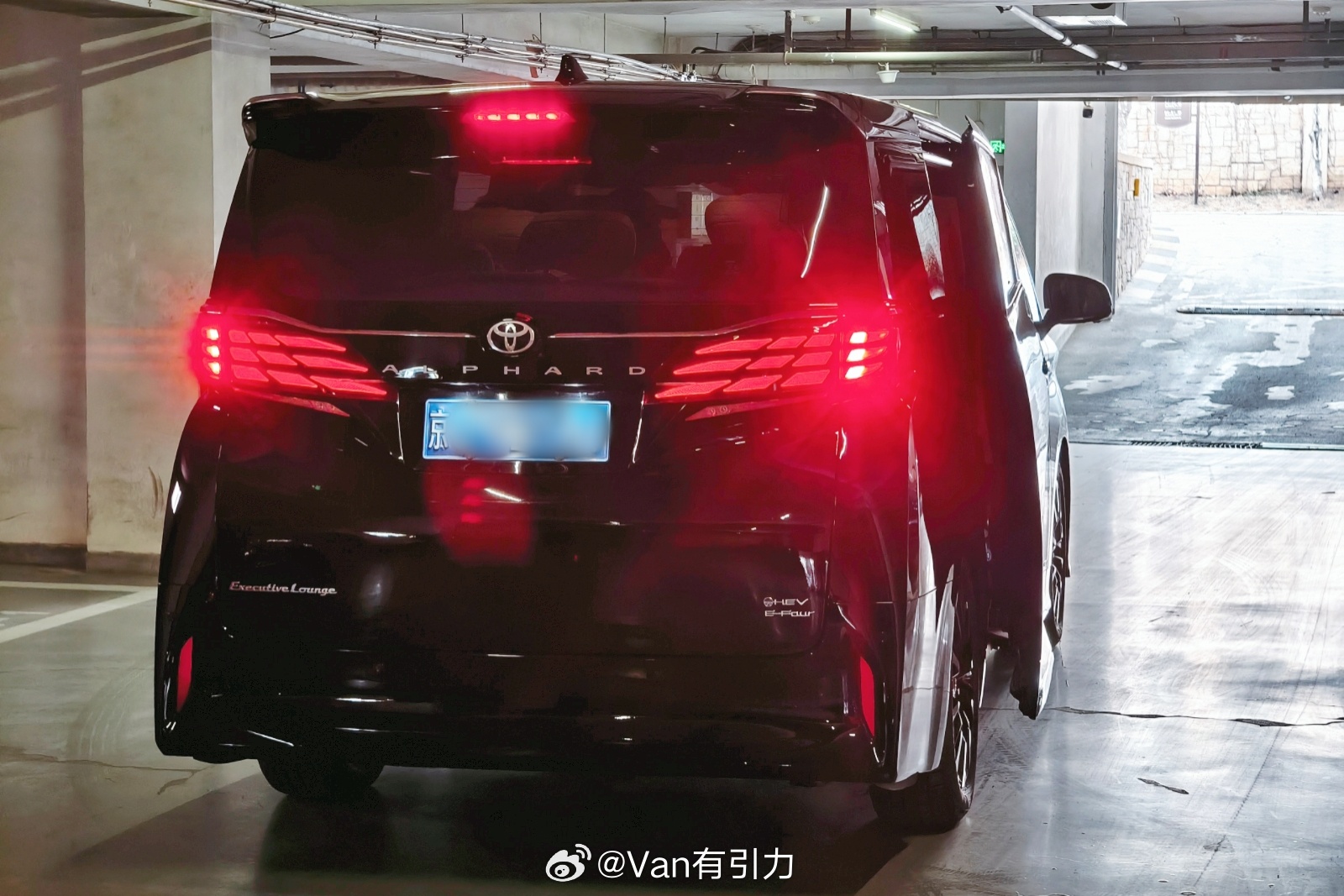 直到昨天才意识到，对于尊贵劳斯莱斯车主来说，丰田埃尔法 也许只是节假日走亲戚的低