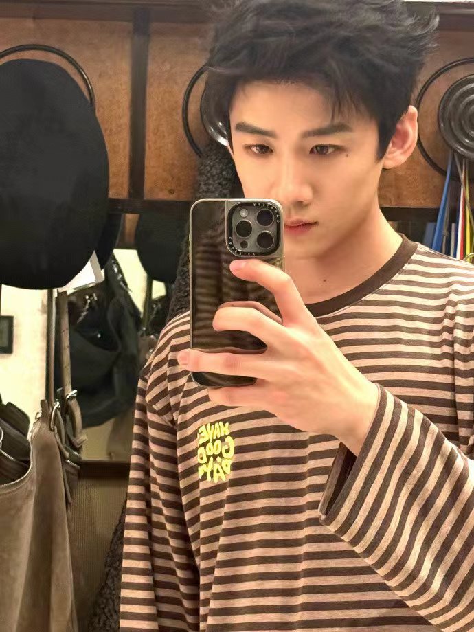 白敬亭捡秋白敬亭吃奶皮子糖葫芦了  白敬亭捡秋，白敬亭吃奶皮子糖葫芦了，谁懂这个