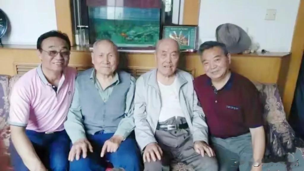 2016年4月，对越反击战时484团连长王维超（右一）与战友刘传俊（左一），到河