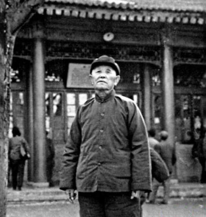 八十三岁老农致信叶剑英元帅，恳请《人民日报》撤下一篇文章，叶帅收到信件后亲自作出