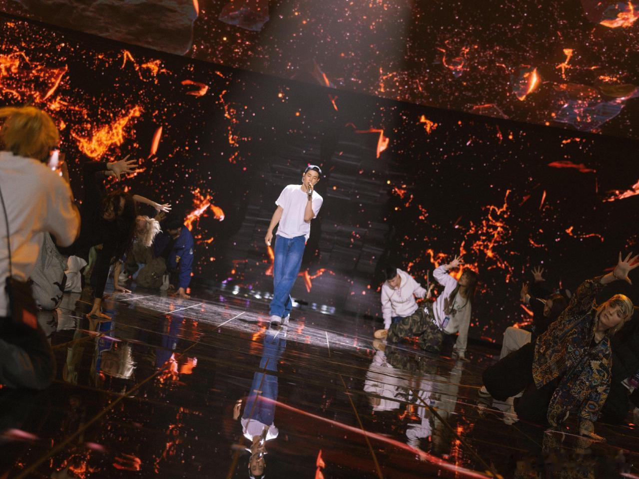 刘宪华又杀回东方卫视了 刘宪华强势回归东方卫视！首次加盟东方跨年晚会，彩排花絮尽