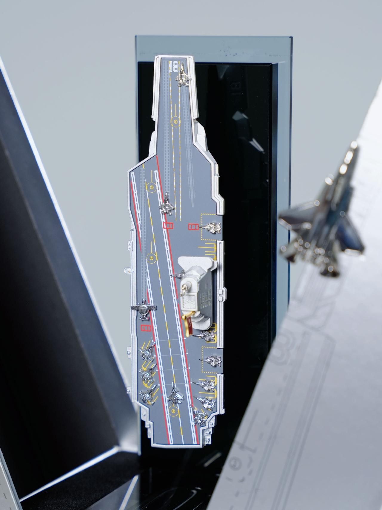 闪极这个发布会邀请礼盒真的很硬，这是我们的国产航母福建舰队，末端有一个笔筒，真的