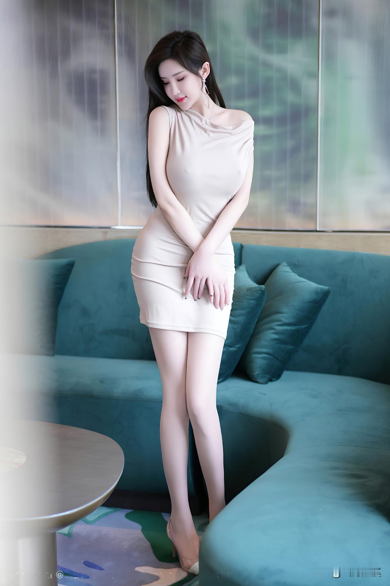 不仅前凸后翘，皮肤还特别白[kiss]