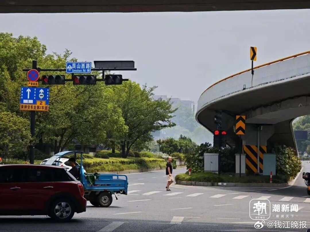 #消防通报环城北路隧道内一轿车自燃#【杭州城东眼镜城附近突然冒烟，消防通报：环城