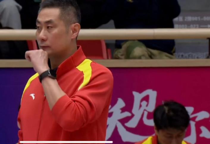 天津女排不敌江苏女排，无缘排超联赛的决赛。
现场有天津球迷的观众。
他们大声喊着