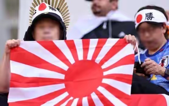 世界杯看台频频出现日本旭日旗真没法共情所谓日本球迷的文明标签。世界杯看台反复亮出