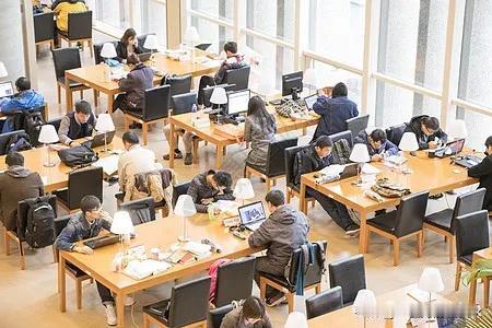 2024年国考中，共有215个岗位无人提交报考申请，占总职位数的1.1%。

这