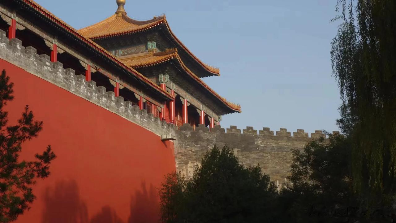 #到我家乡玩一天# 
总得来趟北京吧
去景山公园邂逅夕阳下的故宫
尝一口豆汁，听