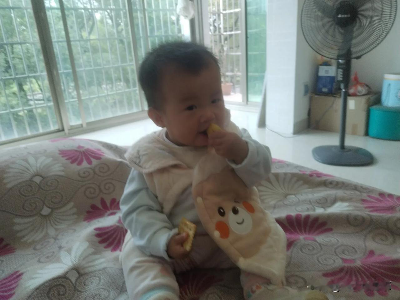 这个小朋友是周大炮老师孙女，昨天爷孙俩打铁一个下午。
别看她只有10个月大，一手