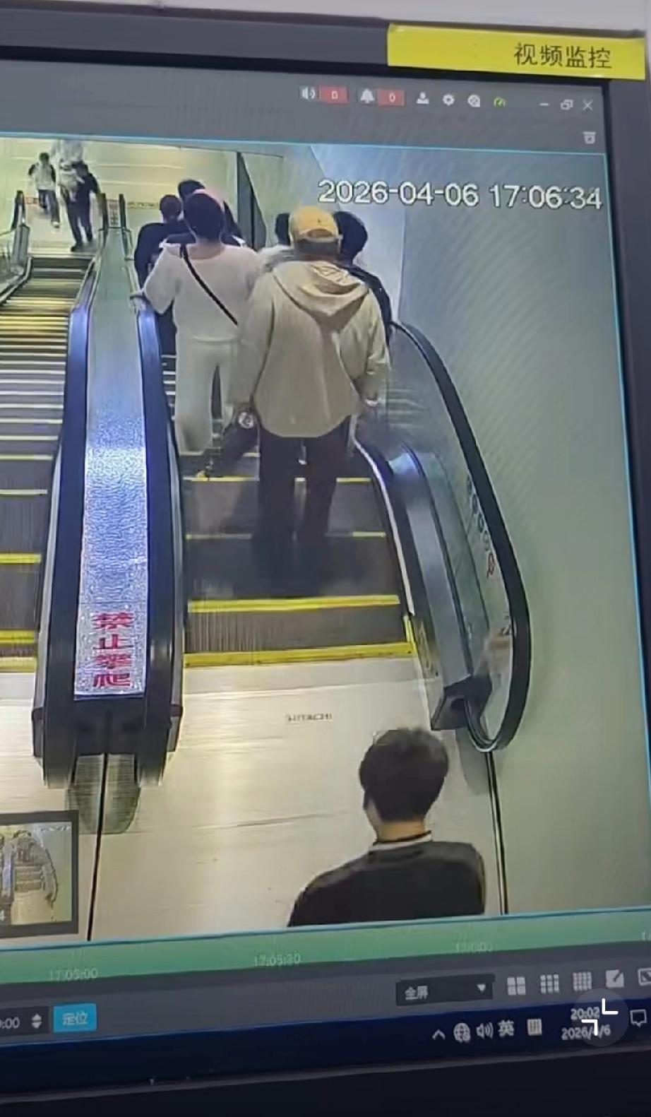 4月6日，湖北潜江一男子突然按停电梯扶梯，上面多名乘客瞬间失去平衡，身体前倾，险