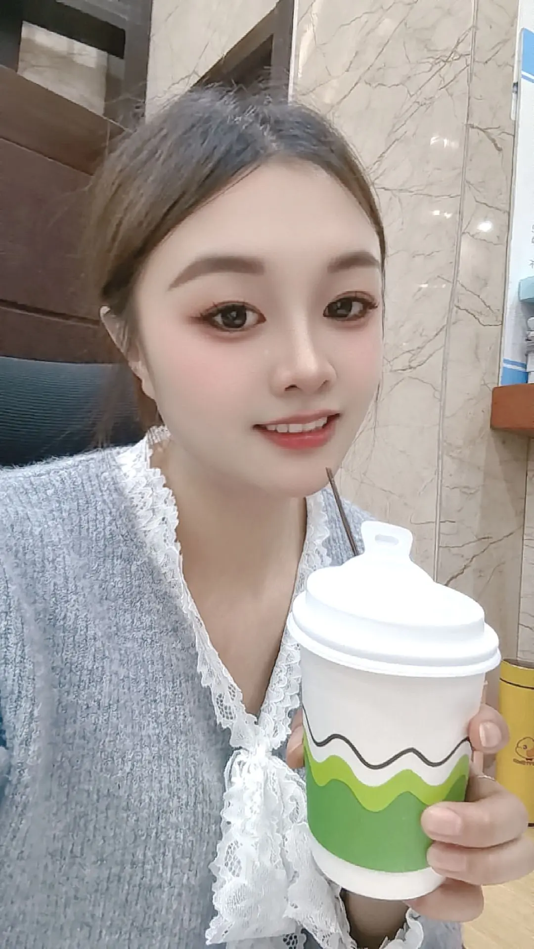 终于骗到杯奶茶喝了😄😄😄我以为我克男人😅好听的话别当真