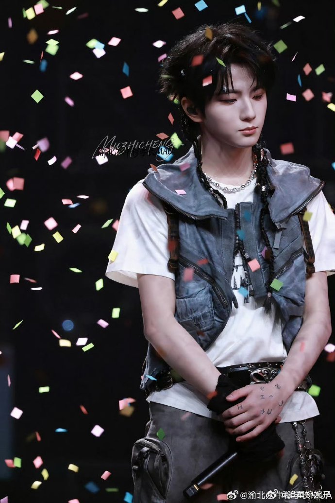 汪铎穆祉丞当面蛐蛐付航周五晚高疯 穆祉丞真的自带可爱滤镜✨，被汪铎带着一起看房间