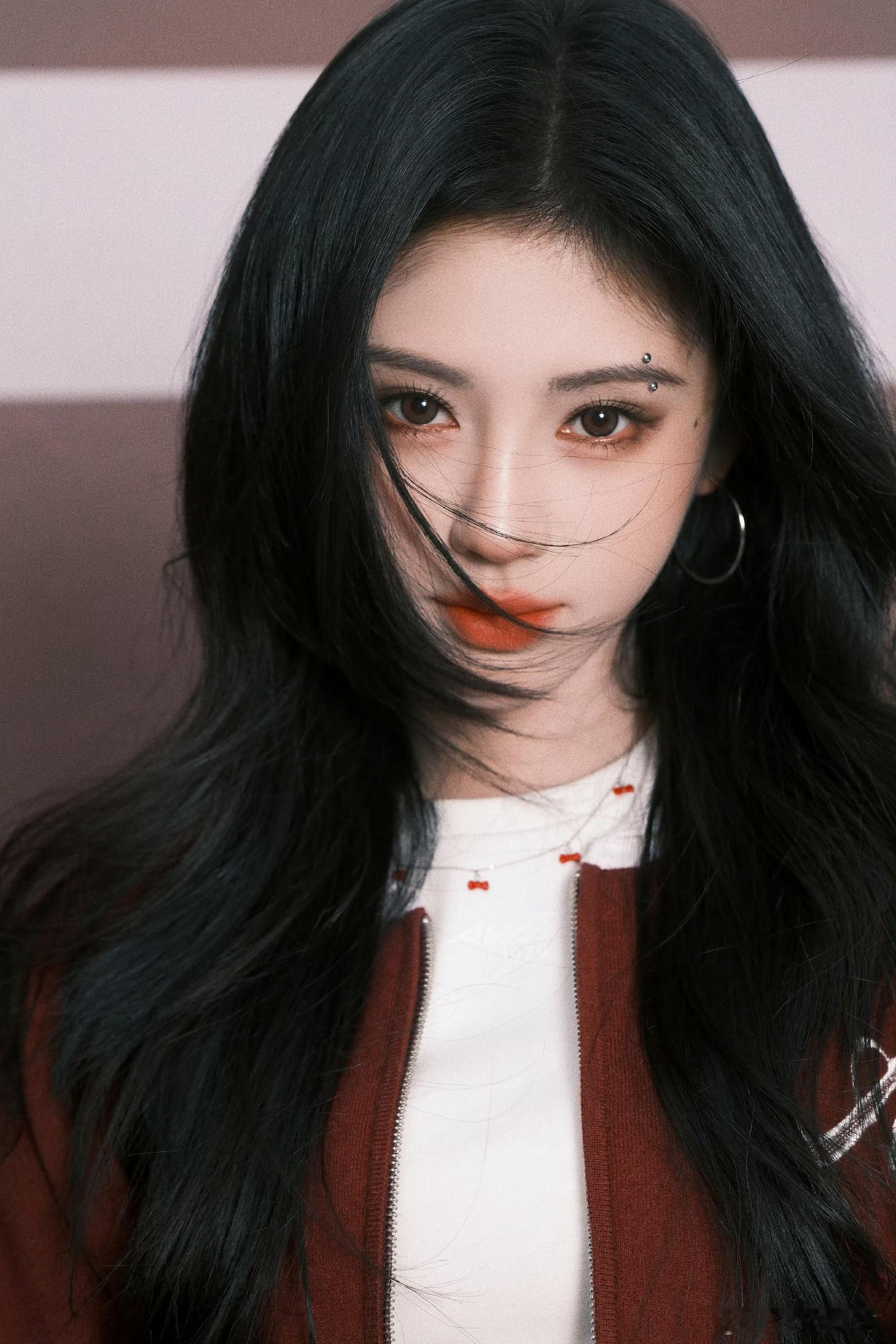 鞠婧祎今日直播造型，有眉钉反差感太强喽！！！鞠婧祎续写摩登注脚