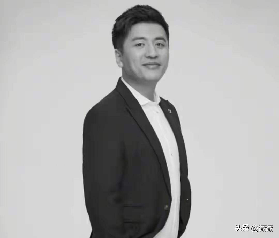 张雪峰说：“同学们，你们一定要多挣钱。我以前也觉得飞机头等舱没意义，住店有个床就