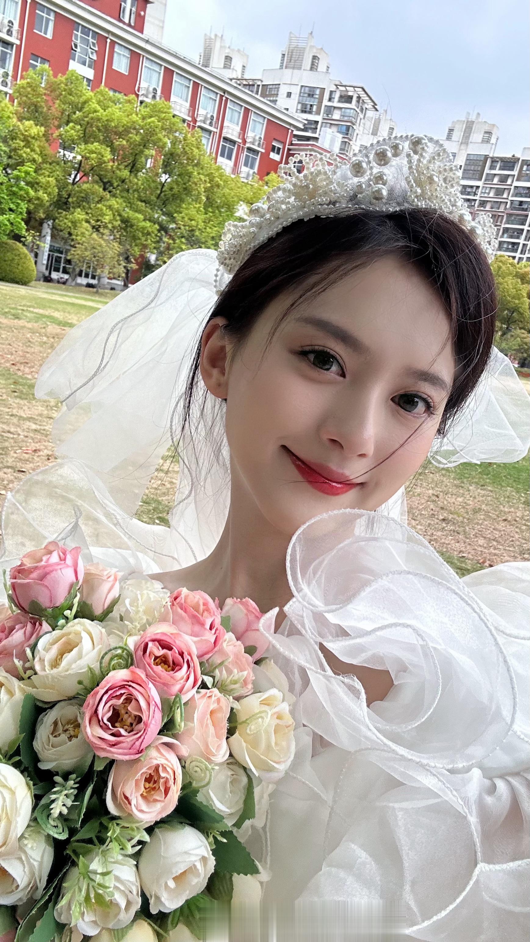 在校园里穿了一次婚纱 ​​​