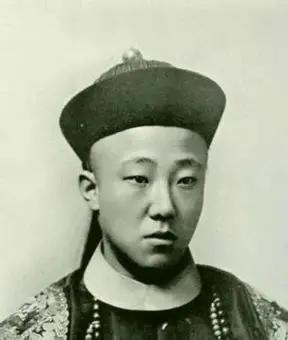 1950年，新中国颁布第一部《婚姻法》，明文规定实行一夫一妻制，废除纳妾。 
 