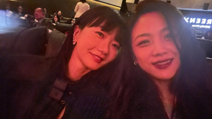 汤唯裴斗娜自拍 汤唯晒了自己和裴斗娜的自拍，两大女神同框，好爱看美女贴贴，有没有