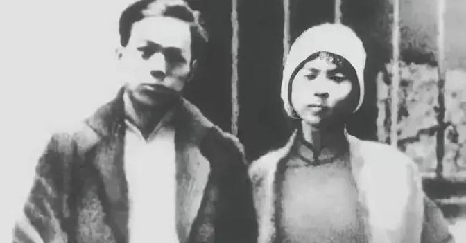 1928年，两位夫妻同志在敌人狱中受尽折磨后将被处死。临刑前，敌人：要上路了，有