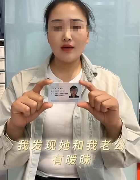 太狗血了！安徽，女子无意中发现丈夫出轨，可当 “小三” 站出来时，女子感到难以置