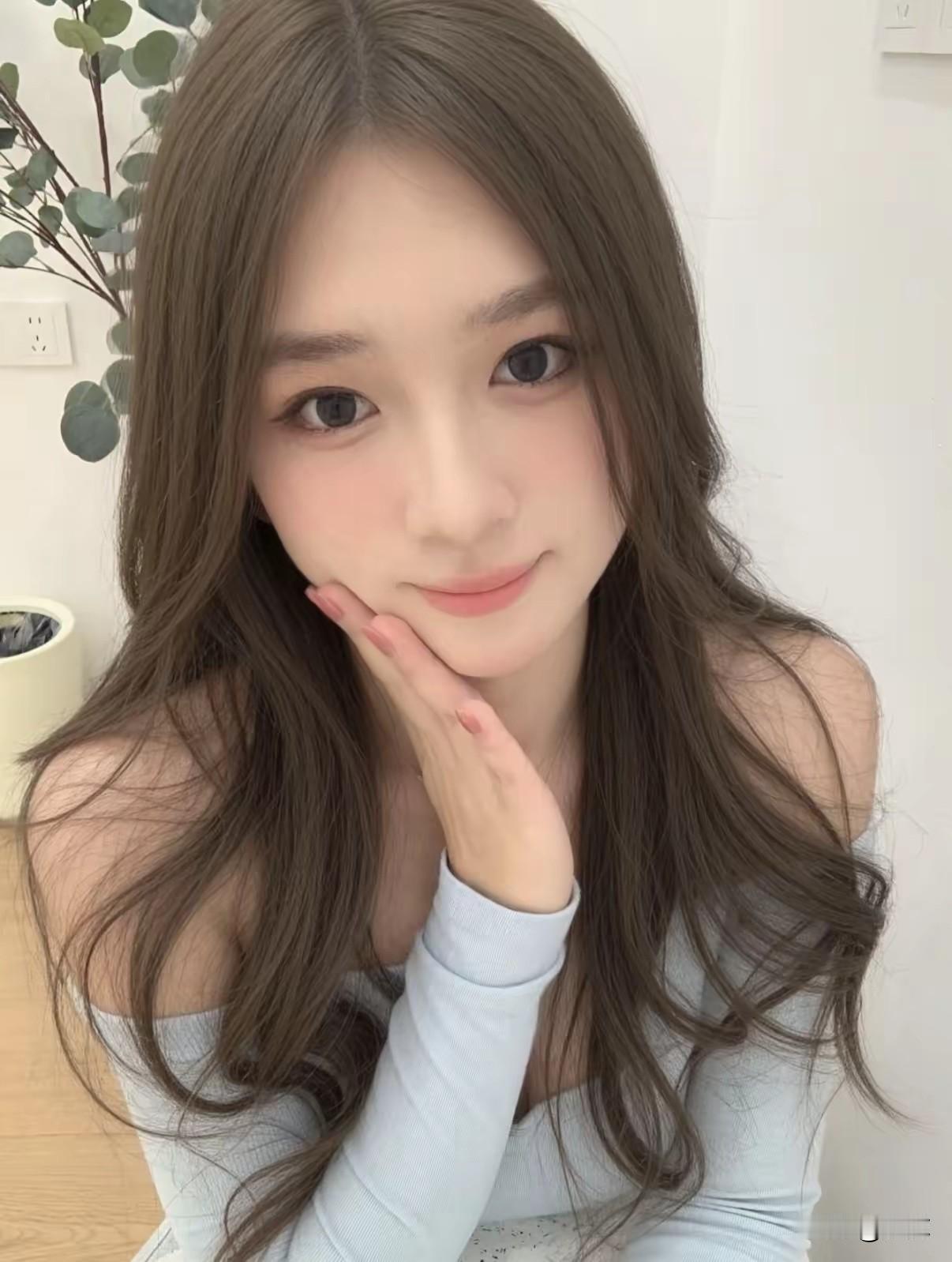 迷人脸蛋，曼妙身姿，引得女伴羡慕。
举手投足温柔灵动，撒娇卖萌直击心底。
外表惹