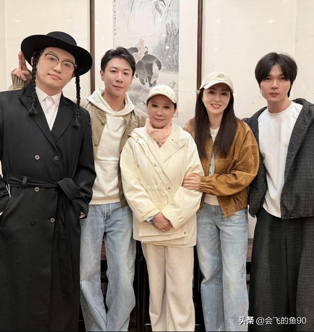 董璇的老公张维伊，居然和蔡明老师长得很像，不管是眼睛，还是鼻子和嘴巴真的都有一拼