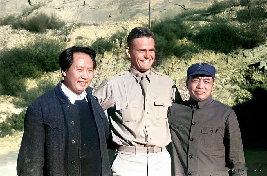 1938 年，外国记者来延安，毛主席和彭德怀老总的合影，如今修复以后，显得那么真