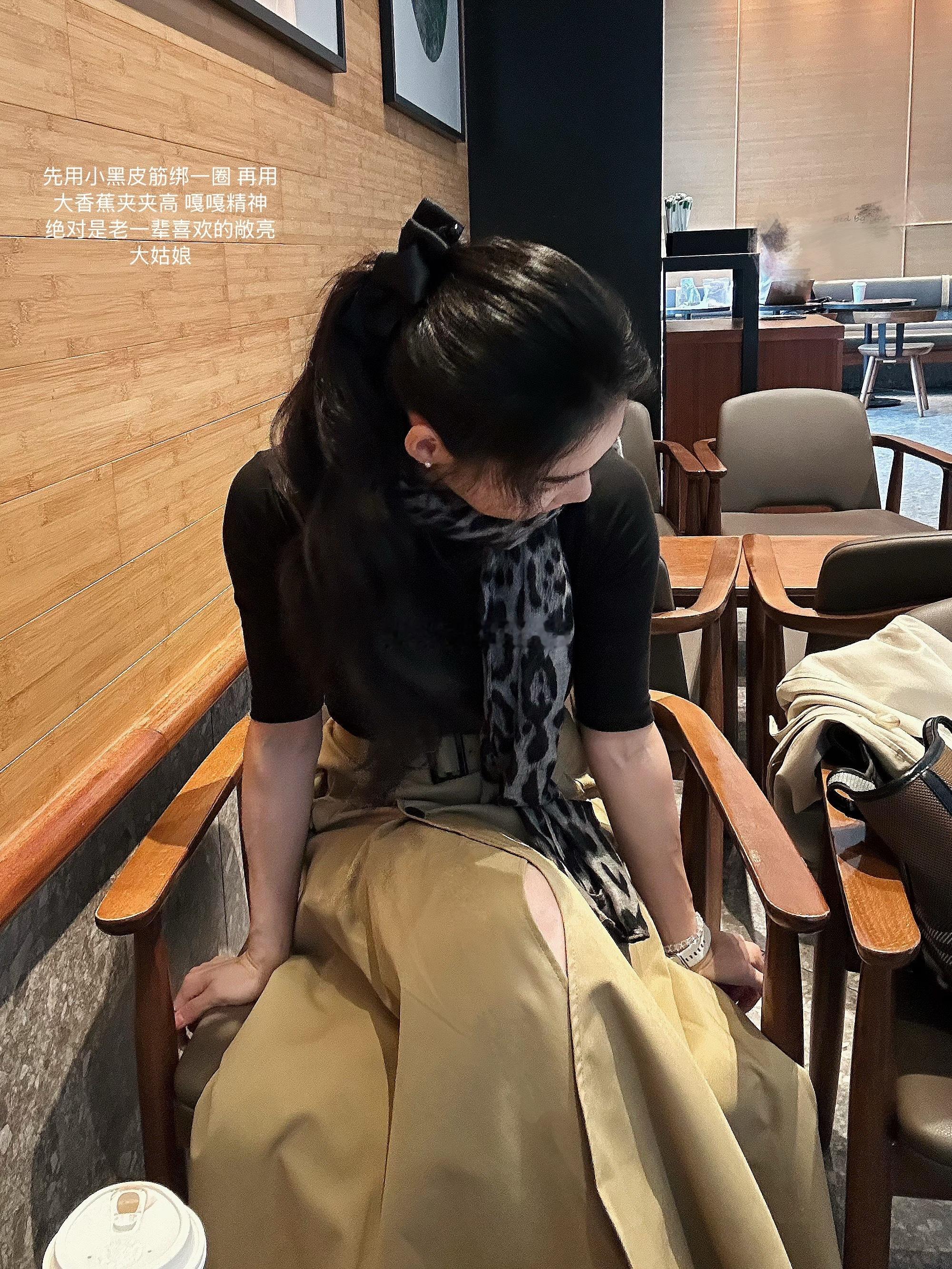 降温的雨天☔️开始喝热热的馥芮白随机get可爱的小兔子贴纸 ​​​