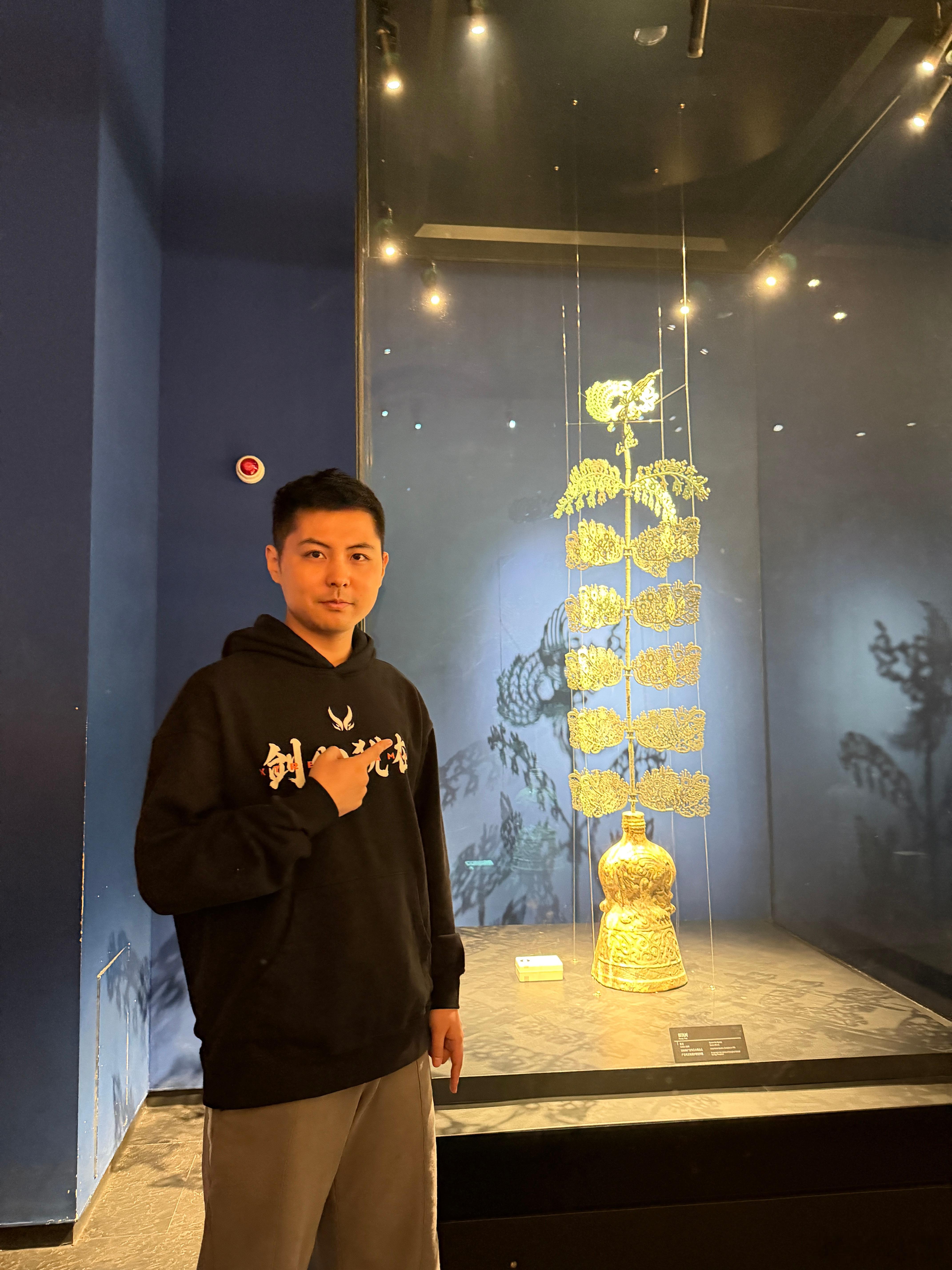 兄弟们，青铜摇钱树，见者发财！ 