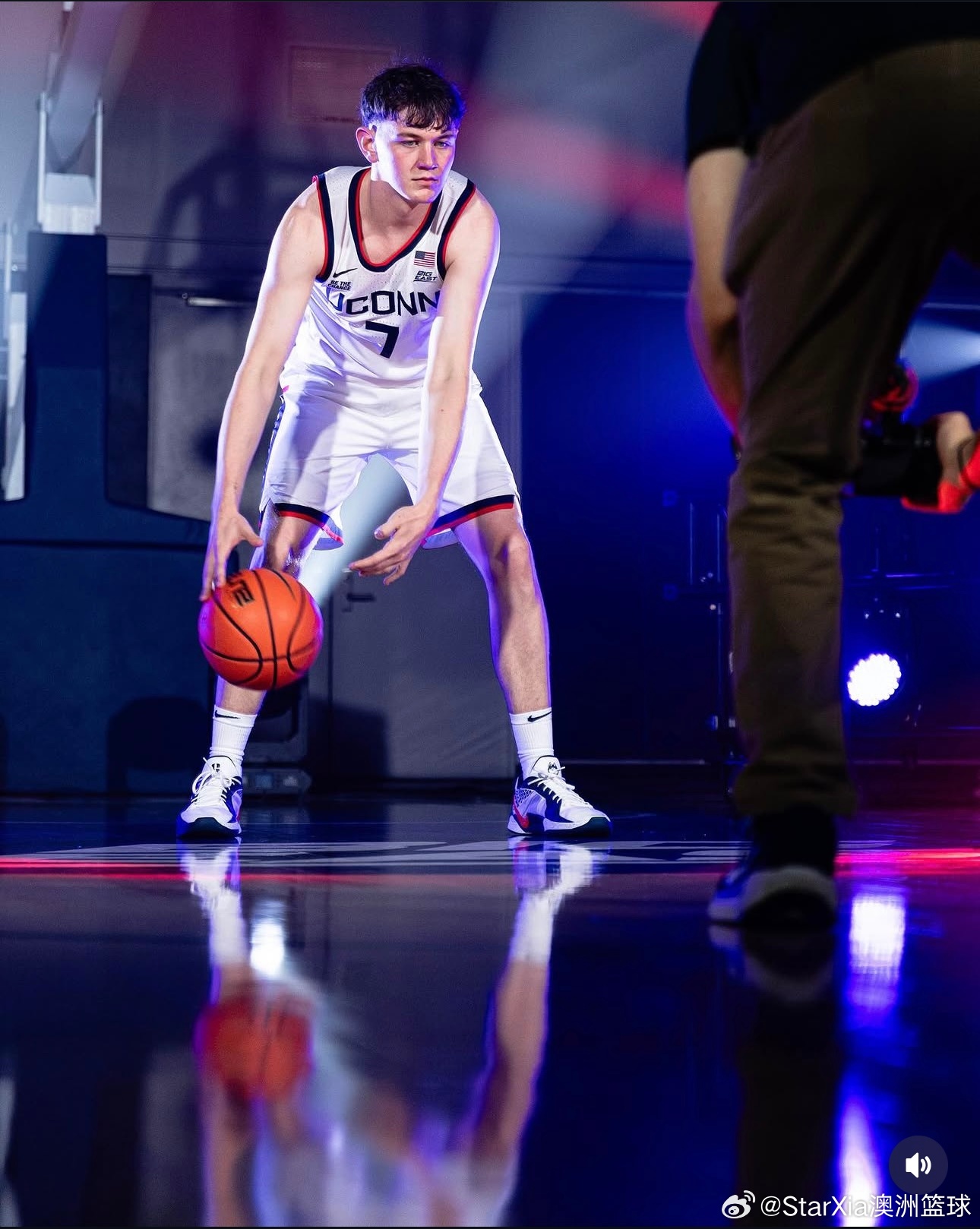 19岁的杰卡布弗菲，在康涅狄格大学板凳熬了一个赛季，下赛季看看有没有机会，澳洲篮