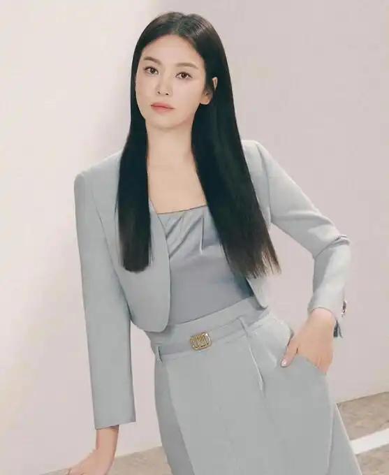 宋慧乔穿上形成收腰的那种版型，加上具备合适的裙长设置，此番为穿搭达成多重解锁的效