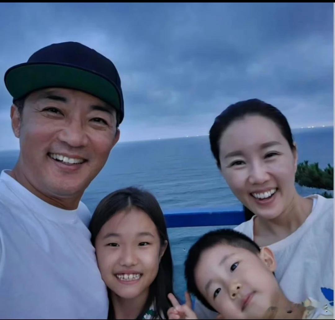 安在旭
早年和当下照片。
彼此滋养的夫妻就是这样的面部状态。