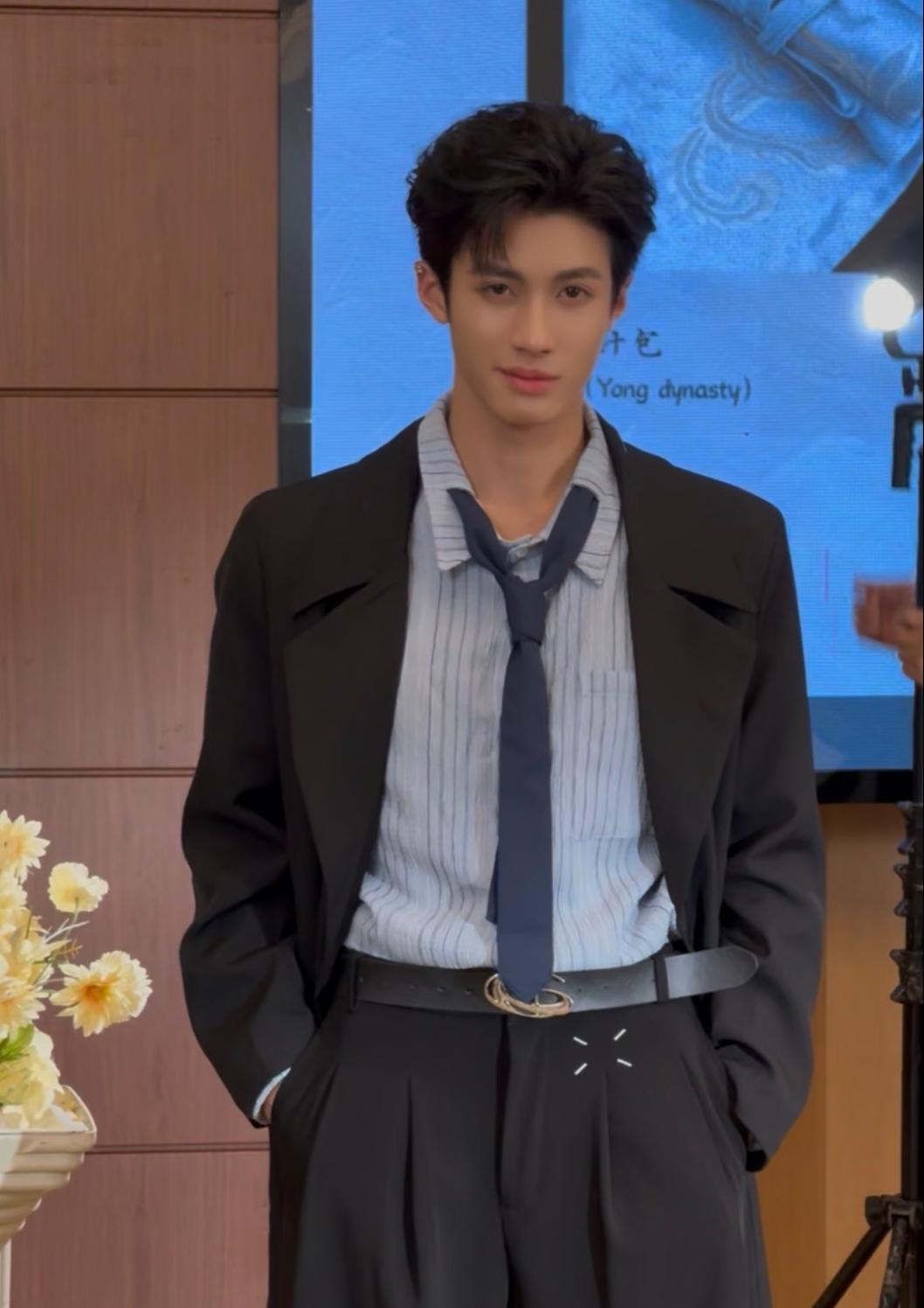 说起短剧演员杨鹏丞，
还真是一个神奇的存在
不查不知道，一查吓一跳，他竟然是06