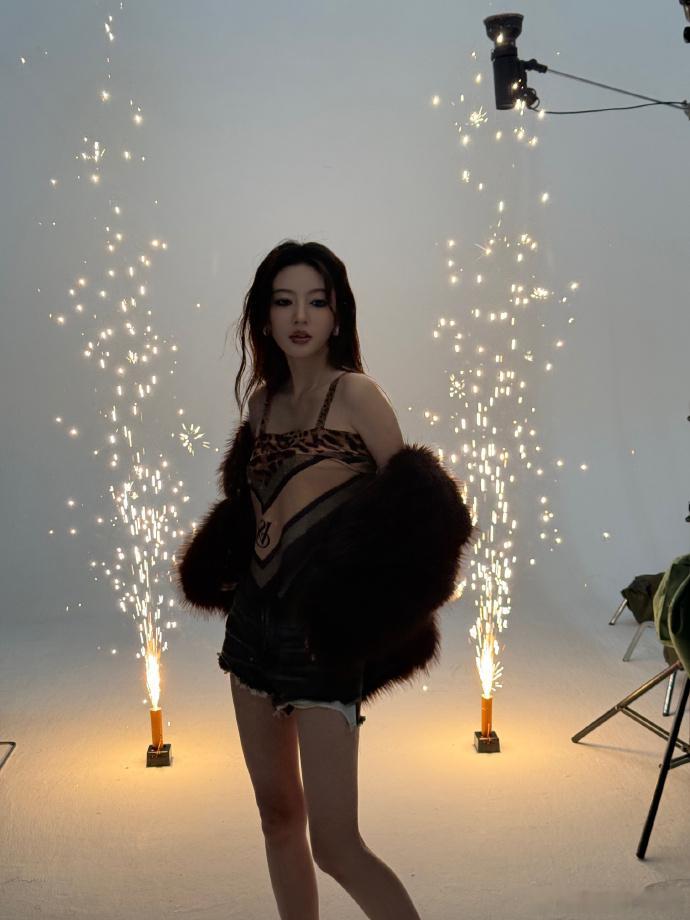 何瑞贤豹纹吊带何瑞贤豹纹好辣 何瑞贤豹纹吊带真的好辣好辣，在咱们姐身上，真的是展