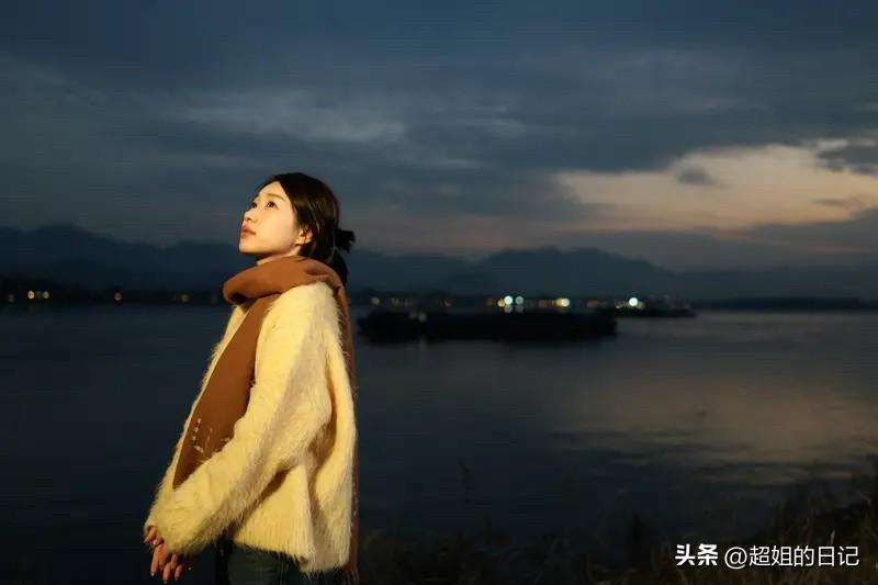 40岁女子离婚，分得千万现金和深圳几套商铺。最近有个43岁男人在追她，让她心动了