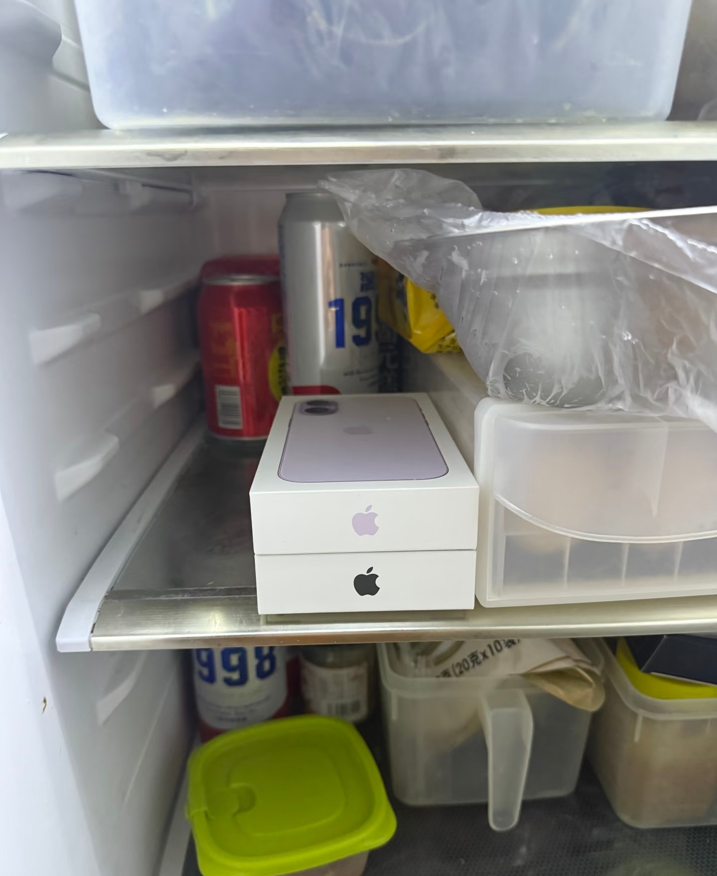 让我妈去冰箱里拿两个苹果 